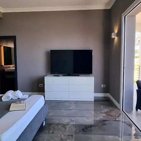 Villa Luxury Lucy With Pool On Front Of Of