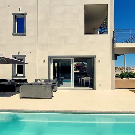 Luxury Lucy With Pool On Front Of Of *