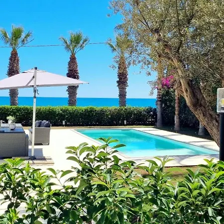 Luxury Lucy With Pool On Front Of Of Donnalucata (Sicily)