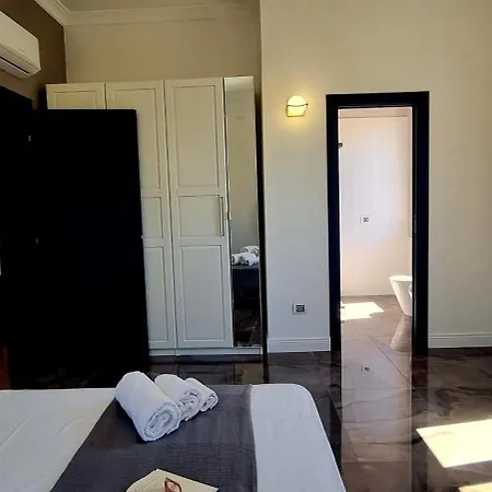 Villa Luxury Lucy With Pool On Front Of Of *