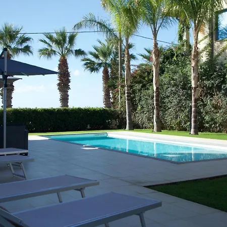 Villa Luxury Lucy With Pool On Front Of Of