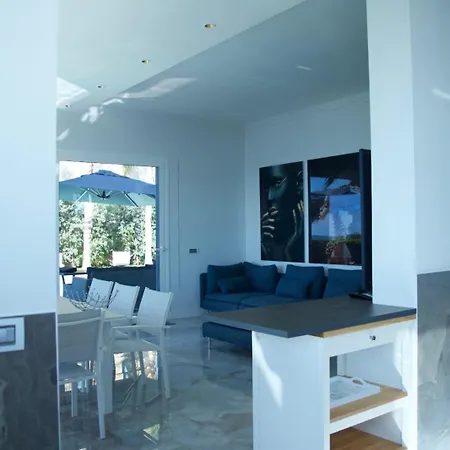 Villa Luxury Lucy With Pool On Front Of Of *